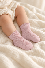 Load image into Gallery viewer, Baby wearing Babynor organic baby socks in Blush
