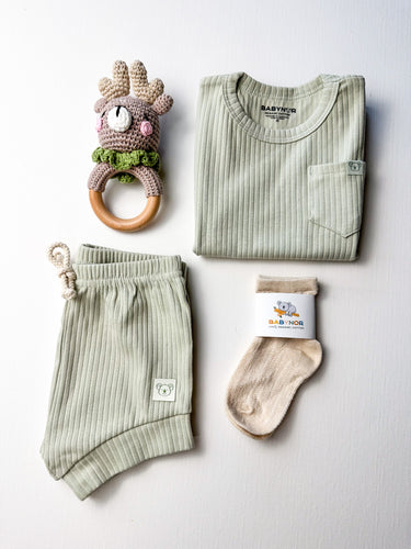 Neutral toddler organic baby gift box with summer essentials