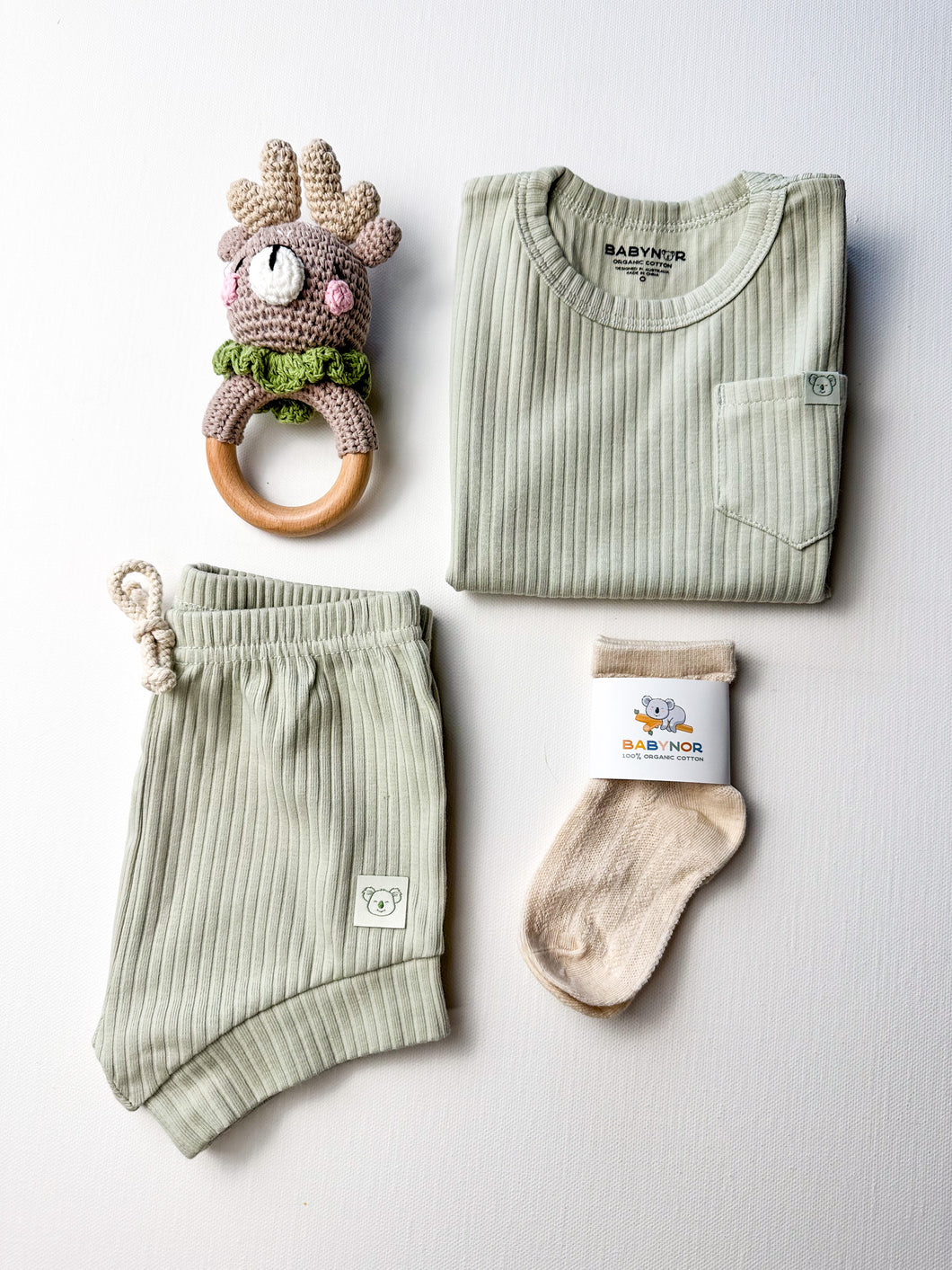 Neutral toddler organic baby gift box with summer essentials