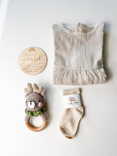 Beige baby’s girl gift set – organic cotton essentials