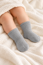 Load image into Gallery viewer, Baby wearing Babynor organic baby socks in Grey

