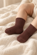 Load image into Gallery viewer, Baby wearing Babynor organic baby socks in Rust
